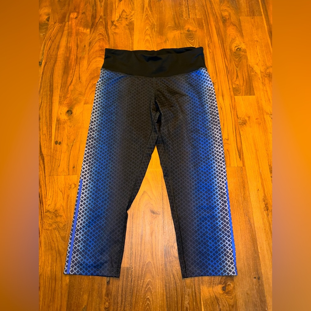 Women’s Champion Cropped Blue and Black Patterned Leggings Size Med
